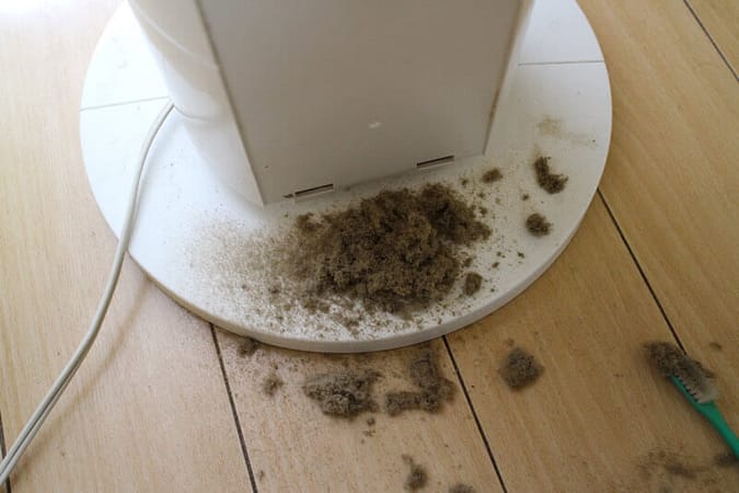 タワーファンの掃除は自分でできる!!オススメお掃除アイテムと注意すべきポイント タワーファンのほこりを掃除する