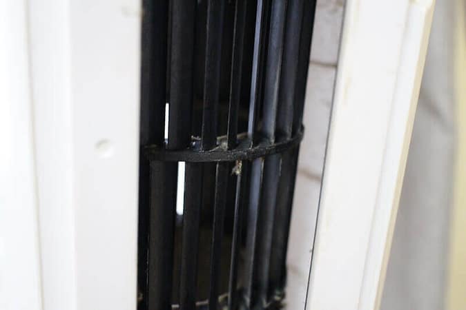 タワーファンの掃除は自分でできる!!オススメお掃除アイテムと注意すべきポイント タワーファンのほこりを掃除する