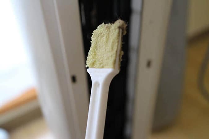 タワーファンの掃除は自分でできる!!オススメお掃除アイテムと注意すべきポイント タワーファンのほこりを掃除する
